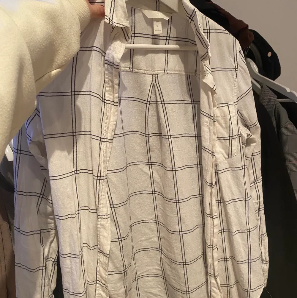 En jättefin rutig skjorta som jag brukar ha över en topp. Jag använder inte just denna längre och säljer den därför. Den är från H&M och är i storlek 34 🥰. Skjortor.