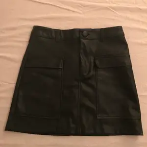 Cool svart kjol från Zara i skinn/läderimitation strl XS  och i perfekt skick då den aldrig är använd💕