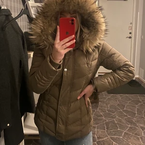 Vinterjacka  - En beige vinterjacka från SAKI sweden, jackan är använd en vinter men är fortfarande i extremt bra skick. Luvan är äkta päls och jackan är i dun. Den är väldigt varm och funkar bra genom hela vintern. Kan gå ner i pris vid snabb affär. Storlek M men passar mig som har storlek S. Köparen står för frakt. Ny pris: 4000kr 