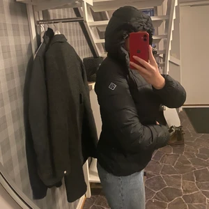 Jacka  - En varm dunjacka från Gant som är använd en vinter men fortfarande i bra skick. Storlek M men passar även S. Ny pris: 2200kr. Kan gå ner i pris vid snabb affär. Köparen står för frakt. 