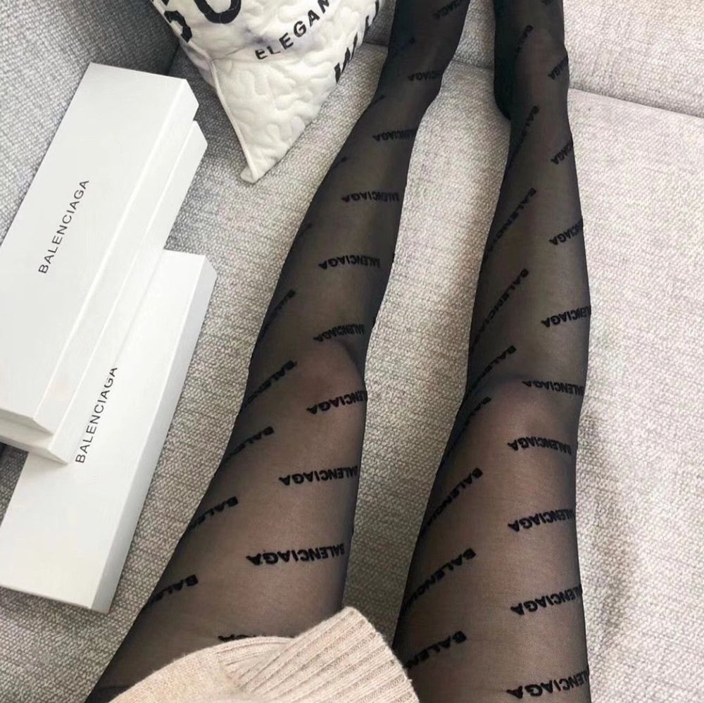 Helt nya och oanvända balenciaga tights. Fortfarande i förpackning (bilden är lånad till för att visa hur de sitter på) one size så de passar allt mellan XS-XL då de är stretchiga och tåliga !. Accessoarer.