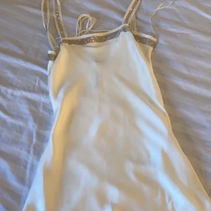 Zara Klänning - Superfin silkesklänning från zara med glitterstenar på banden och runt om💕💕💕 hör av er för fler bilder, kan även byta mot något annat ❤️