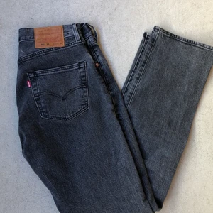 Levi’s 501 W30L34 nya - Nya Levi’s 501 W30L34 (midja 82cm, innerbenslängd 82cm) straight fit så snygga men köpte ett par vintage i samma färg men annan storlek som jag använder och därför har dessa bara legat i min garderob i ett par månader utan att ha användas. Hoppas någon annan får användning för de. Nypris 1199kr 💛 går att lägga upp väldigt enkelt om de är för långa. Sista bilden är jag i mina exakt likadana fast köpta second hand, enda skillnaden är att de jag säljer är nya!