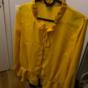 Denna tröjan är från ginatricot i storlek 36 den är i en glad gul färg. Denna 
