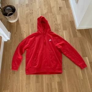 Jag säljer en röd Nike hoodie i storlek L. Den är lite använd men fortfarande i bra skick.