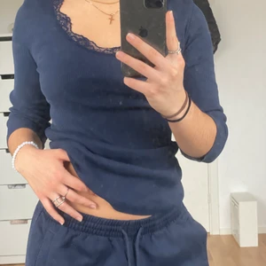 tröja med spets - fin ribbad tröja med spets i halsen, fint skick