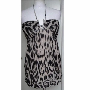 y2k leopard halterneck strass från amisu - mycket snygg halterneck stretchy leopard topp med strass och spänne från amisu. storlek XS (34). möts upp i stockholm. 👾 köptes sent 90-tal/tidigt 2000-tal. 