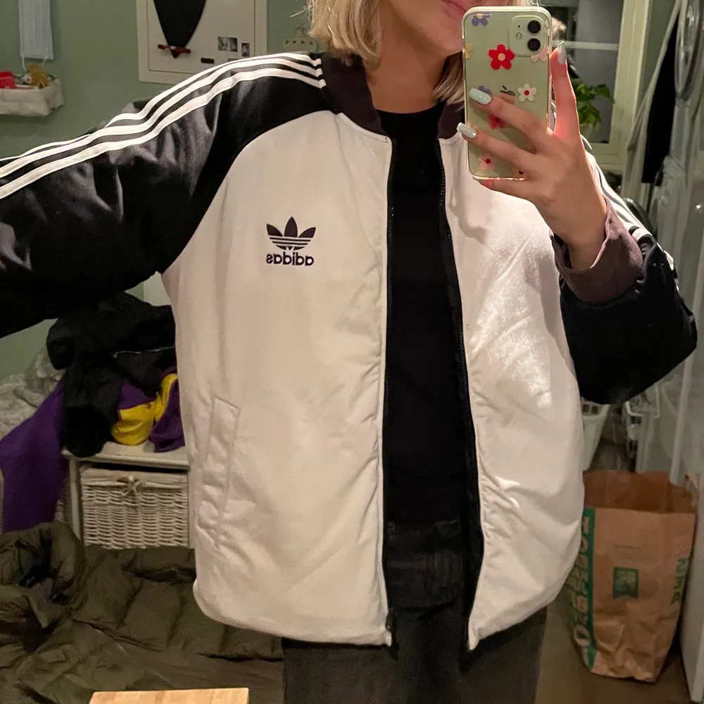 Sjukt cool jacka som går att vända in och ut. Ena sidan är vit & svart, andra sidan är svart, adidas. Säljer i behov av pengar men så sjukt snygg & najs 💕💕💕ger rabatt vid köp av flera plagg 💕💕💕. Jackor.