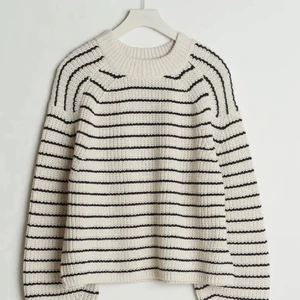 Randig tröja - Säljer dena jätte fina tröja från Gina💕💕tröjan är i ny skick, den är i XXL men skulle säga att den sitter mer som en L. Jätte mysig nu till hösten💕💕💕ny pris 399kr.