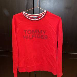 Säljer min röda Tommy Hilfiger sweatshirt. Bra skick. Storlek XS. Köparen står för frakten
