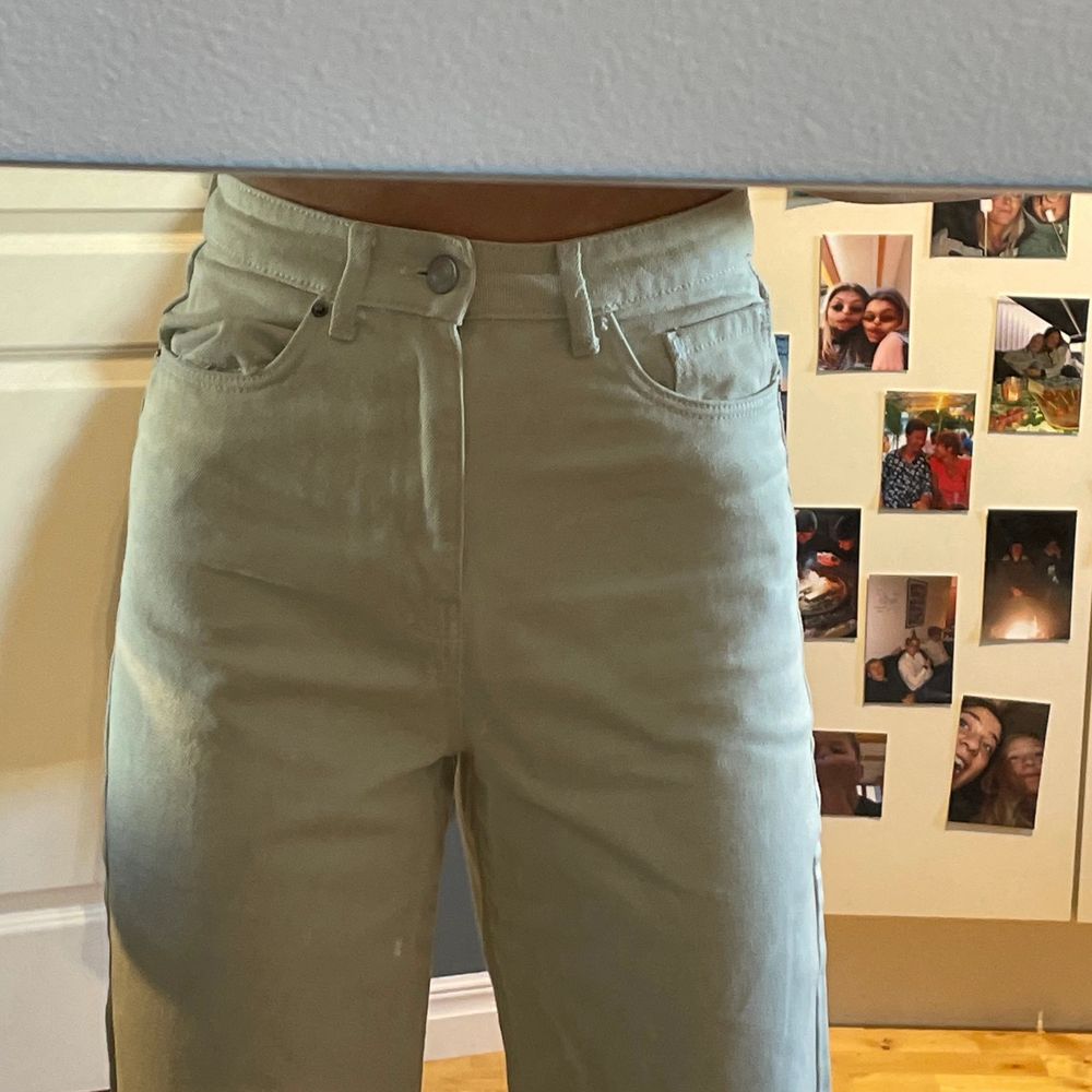Beiga, ankel långa (på långa tjejer) Jeans från Vero Moda🤎 väldigt fina och ser nästan helt nya ut! Köpta för 500kr!. Jeans & Byxor.