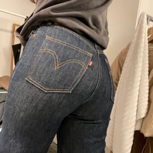 Levis ribcage wideleg  - Köpta förra sommaren men endast använda fåtal gånger. Säljer på grund av att de ej kommer till användning. Bra längd för mig som är ca 173❣️ pris är exklusive frakt