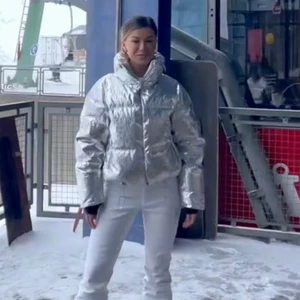 Jacka - Säljer denna riktigt coola jacka från Gina tricot (slutsåld) ny och aldrig använd. Egna bilder finns.