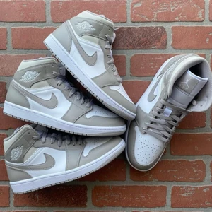 Jordan 1 mid ”Linen” - Jordan 1 mid ”Linen”  Tillgängliga storlekar⬇️  • EU43 • EU45 • EU46  • Pris: 2399kr Fri Frakt   • Skriv till oss i dm om din storlek saknas   • Vi nås genom dm för eventuella frågor eller funderingar!  #erisneakers 
