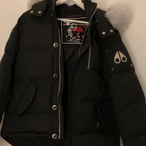 Moose knuckles - Moose knuckles jacka nyligen inköpt inför vintern för några månader sedan men pga att den blivit för liten nu när vintern är här köpte jag en ny och vill nu bli av med den här! Storlek S och bra i passform och storlek! Standard S