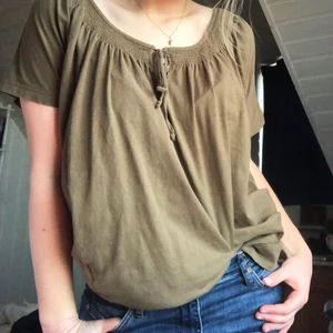 Grön tröja - Grön tröja. Köpt på statsmissionen. Bra skick, aldrig använd:) knytning framtill