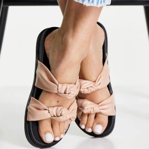 Sandaler - Stilrena sandaler med knutdetaljer. Helt oanvända och har lapparna kvar. Nypris: 329kr. Hör av dig för fler bilder! 💚