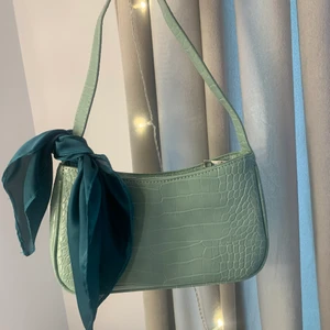 Super söt grön väska!💚 - Helt oanvänd med en detalj jag själv satt dit ( medföljer såklart). Köparen står för frakten :)