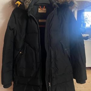 Äkta Parajumper - Äkta parajumper jacka i storlek Young medium, passar mig som är 157 så ungefär en storlek xs/s . Ny pris ca 7000