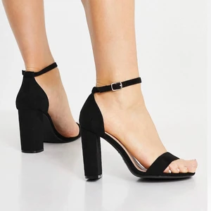 Klackar - Snygga basic klackar som passar till allt! Helt oanvända och lappar finns kvar. Helt slutsålda! Hör av dig för fler bilder! 💚