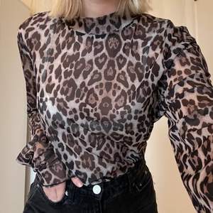 Superfin meshtröja i leopard! Har små fina volanger i slutet av ärmar och midja🧡 Lite genomskinlig så snyggt med en fin bralette under✨ Storlek XL men passar oxå M (jag är oftast S och sitter såhär på mig)