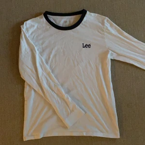 Lee tröja - Tröja från Lee med tryck på ryggen. Strl M så den sitter lite oversized på mig som vanligtvis har S. Använd fåtal gånger, 75kr + 45kr frakt , skriv vid frågor eller funderingar:)