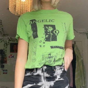 Grön tröja  - Neon grön (ish) tröja som inte kommer till användning tyvärr 💕💕💕 ger rabatt vid köp av flera plagg 💕💕