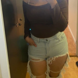 Pösiga jeans med störa hål - Super fina blås jeans med stora hål på nästan hela låren. Storlek L. Endast testade för att ta bilden. Eventuell frakt betalas av köparen 