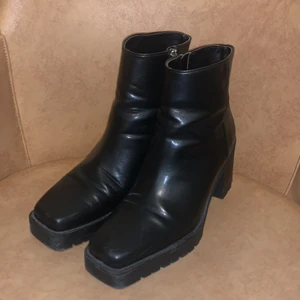 Svarta boots med fyrkanting tå - Svarta boots från Zara med fyrkanting tå. Strl 39. Endast använda ett fåtal gånger. Fint skick. Bekväma. Köparen står för frakt. Swish.