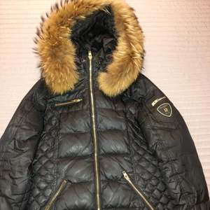 Rock and blue vinterjacka  - En super fin svart Rock And Blue kort vinterjacka. Har används bara ett år (en vinter period). Super varm och skön. Kommer att beställa en mindre storlek och visste inte vad jag skulle göra med denna eftersom den har blivit stor för mig:) Inga skador och inga märke/smuts. Betalning genom swish:)