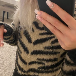 Mönster tröja - Säljer nu min fina tröja från NAKD, stickad men sticks inte alls. Håller dig varm 💕 Storlek XS/S/M beroende på hur du vill att den ska sitta 💕