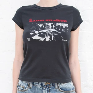 Radio silence t-shirt - Populär t-shirt från Brand Melville💗 Helt oanvänd så i superbra kvalite! Nypris 200kr Säljer för 100kr