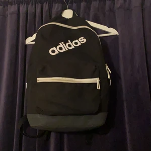 Adidas väska - En adidas väska som fortfarande är i bra skick och passar för både killar och tjejer! Köpt för ungefär för 200kr men säljer för 100kr +frakt om man vill få den skickad på posten.