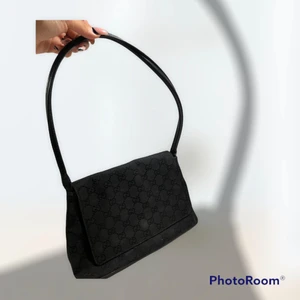 Gucci väska äkta  - Säljer en äkta Gucci vintage väska. Fint skick, ingen slitage varken på eller i väskan, endast en liten fläck på väskan som syns betydligt mer i kamera än verklighet. Säljer för 2000, pris kan diskuteras vid snabb affär.