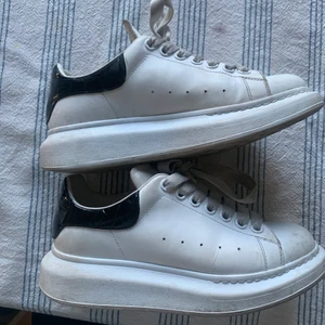 Alexander McQueen  - Säljer mina sååå fina Alexander McQueen skor, de är i storlek 38 men passar även 39. Jätte fin limited edition modell med ”skinn” där bak ❤️box finns kvar om man vill ha med den. Skriv privat vid intresse ❤️