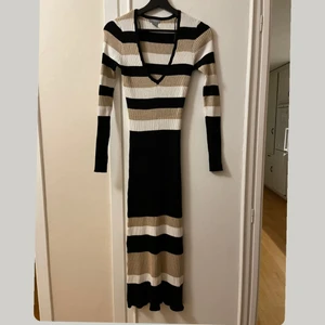 Randig klänning🤎 - Kanon fin klänning från Lindex i väldigt stretchig och något tjockare material, djup v-rigning och långa ärmar🤎