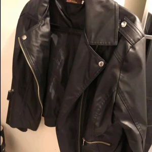 Fuskskinnjacka  - Svart fuskskinnjacka. Ny, helt oanvänd.