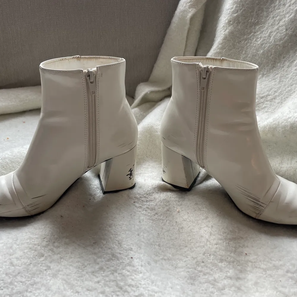 Säljer mina vita klackar från Monki i storlek 37. Dom är sjukt sköna och jag har använt dom ganska mycket!🤍 kunden står för frakten🌸. Skor.