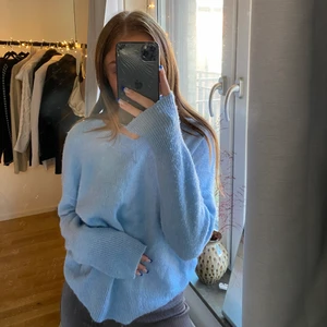 Blå stickad tröja - En jättemysig blå stickad tröja med vringning, jättefin att bära som den är eller med en polo under nu till hösten! Jättemjuk och skön, men kommer tyvärr inte till användning. Minns tyvärr inte riktigt var den är köpt men står amisu knitwear inuti. Storlek xs men passar även större storlekar! 💙