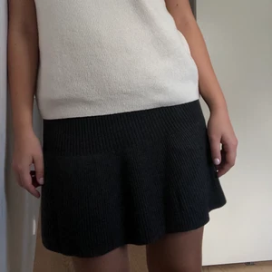 Stickad kjol - Superfin grå stickad kjol från Zara. Aldrig använd, prislapp kvar! Färgen görs bäst rättvisa på bild 2. OBS! Kjolen är egentligen en M men mycket liten i storleken. Jag är normalt en S och den sitter som en S på mig 💝