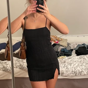 Svart klänning - Jättesnygg svart klänning från Zara i storlek m, men skulle säga att det är en S💕