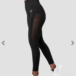 ICIW - Dynamic Seamless Tights Black Wmn - Sååå fina och sköna tights. Endast använda 1 gång!!! Säljer då dom tyvärr är liiite för små för mig 🥺🤍🤍 inköpspris 699, säljer för 500! 