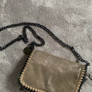 Jätte fin glittrig väska! - Super fin Stella liknande väska! I en guld glittrig färg med långt band! 