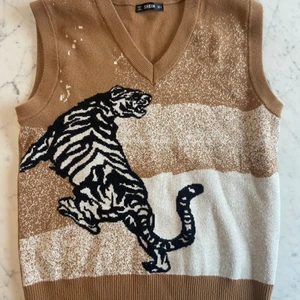 Stickad väst - Stickad väst med coolt tryck! Storlek S. Passar med en långärmad tröja under. Känns som ull, men helt vegansk 🕺🏽