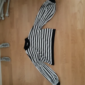 Randigt sweatshirt! - Fin randig svart vit sweatshirt som bara används ett par gånger :) 