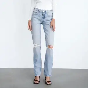 Säljer mina helt oanvända straight jeans från Zara! Kan inte använda dom då de inte passar mig tyvärr men de är assnygga ❤️