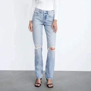zara jeans - Säljer mina helt oanvända straight jeans från Zara! Kan inte använda dom då de inte passar mig tyvärr men de är assnygga ❤️