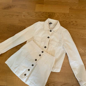 Vitt set i manschester  - En vit kjol och jacka i manschester. Använt ett fåtal gånger. Riktigt snyggt att ha ihop eller var och för sig. 200 kr totalt för kjolen och jackan tillsammans.