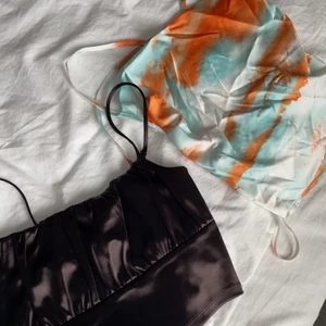 Festtoppar  - Två stycken festtopppar, den mörkbruna är från hm och är i storlek xs och den blåa är från shein i storlek xs. Den blåa toppen är mycket svår att visa på bild därav att jag tog med bilder på modellen och den ser likadan ut på☺️Säljer dom tillsammans för 50kr! 