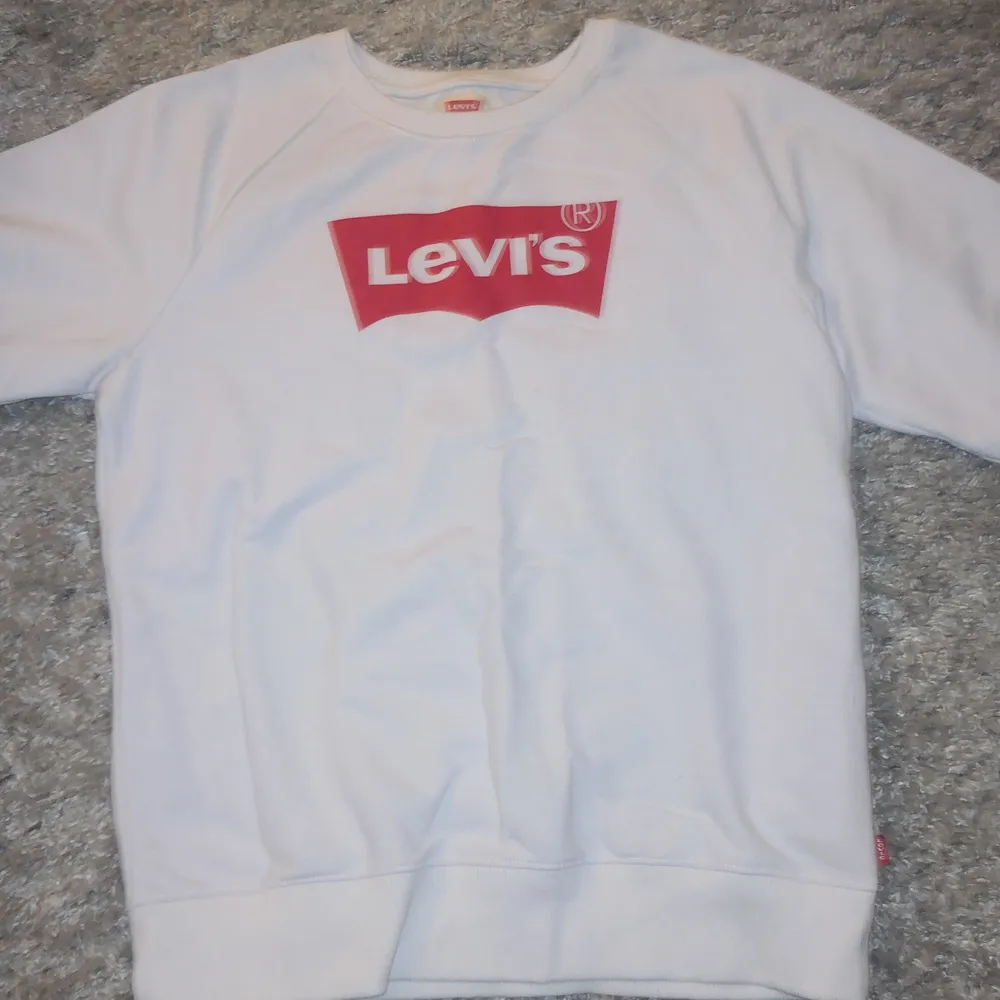 Vit Levis sweatshirt, använd men fortfarande i bra skick. Passar S eller xs . Tröjor & Koftor.